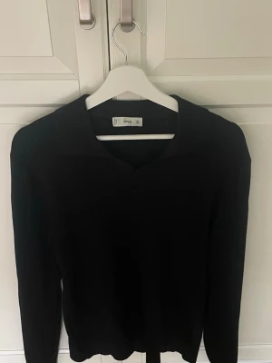 Långärmad piké från Mango - Knappt använd. Storleken är L men känns mer som M.