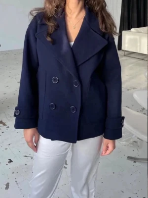 Design by si kappa  - Storlek m/l, passar mig med s-m❤️ lite nopprig men annars super fin! Ett litet hål i insidan tyget men inget som märks vid användning 