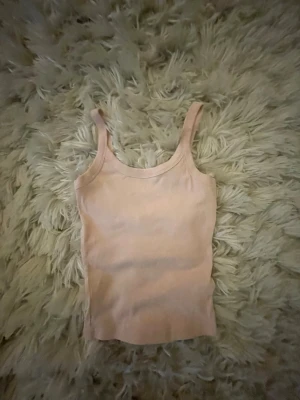 Tre olika toppar  - Tre par toppar som säljs ihop men kan också säljas enskilt och på min vinted säljs dem separat ett rosa linne från Gina Tricot i storlek S. Ett svart line som jag inte vet vart det är ifrån i storlek S och en randig tub top från H&M i storlek m. Skriv om det är några frågor 