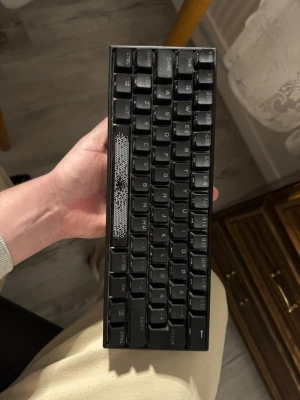 Kompakt svart mekaniskt tangentbord - Säljer ett kompakt svart mekaniskt tangentbord med 60% layout. Tangentbordet har svarta keycaps och en unik spacebar med vit pixelgrafik. Perfekt för dig som vill ha ett smidigt och stilrent tangentbord till datorn.