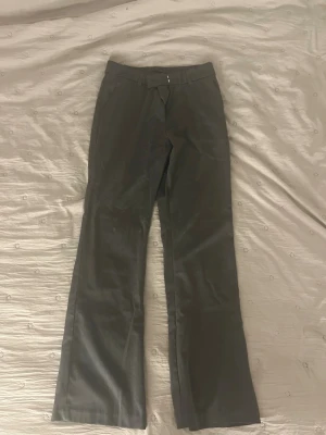 Grå & svarta  utsvängda kostymbyxor - Snygga svarta och gråa kostymbyxor från Lager 157 med utsvängda ben och klassisk midja. Byxorna har enkel design utan synliga detaljer framtill och diskreta fickor bak. ( 1 för 2= får båda för de priset som står