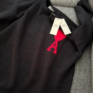 Svart stickad tröja från Ami Paris - Säljer en Ami Paris tröja. Säljer då den va förstor för mig