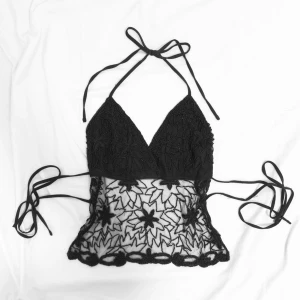 vintage y2k halterneck knyttopp - vacker äkta vintage topp i fint skick endast några lösa trådar som egentligen inte är synliga står one size men passar nog storlek 34-38 skapa gärna bundle, se fler plagg i samma stil på min sida ♡︎