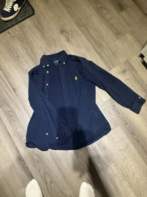  Polo Ralph Lauren skjorta  - Säljer denna feta Ralph lauren skjortan i ett väldigt bra skick. Hör av dig vid minsta fråga!🔥 