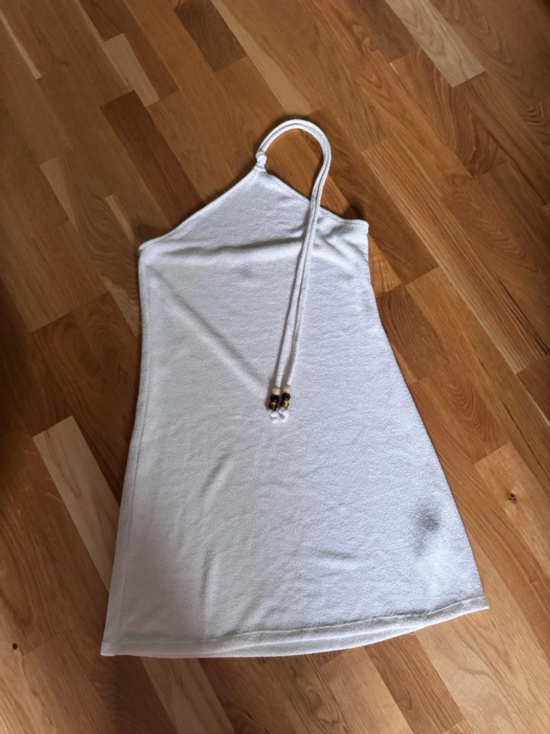 Vit oneshoulder strandklänning