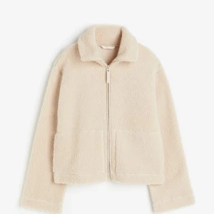 Teddy jacka  - Säljer denna Teddy jacka/flice från hm!  250kr M❣️