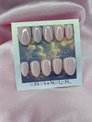 BabyPink (M);Short Almond - Snygga handgjorda press-on naglar från Vonshua Nails i en elegant nude färg. Naglarna har en glansig finish och kommer i en klassisk almondform. Perfekta för dig som vill ha en stilren och trendig look utan att gå till salong.