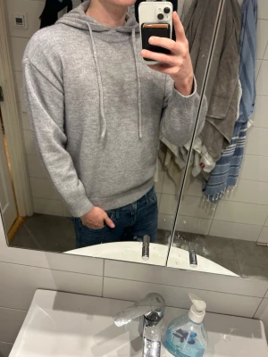 Hoodie - Grå stickad hoodie  