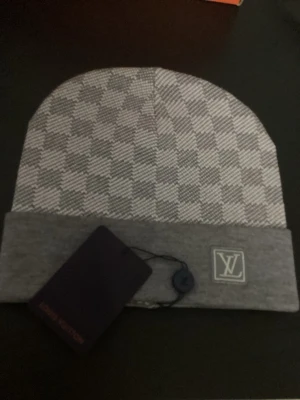 Fin grå mössa - Fin och ny. Allt ingår i bilden