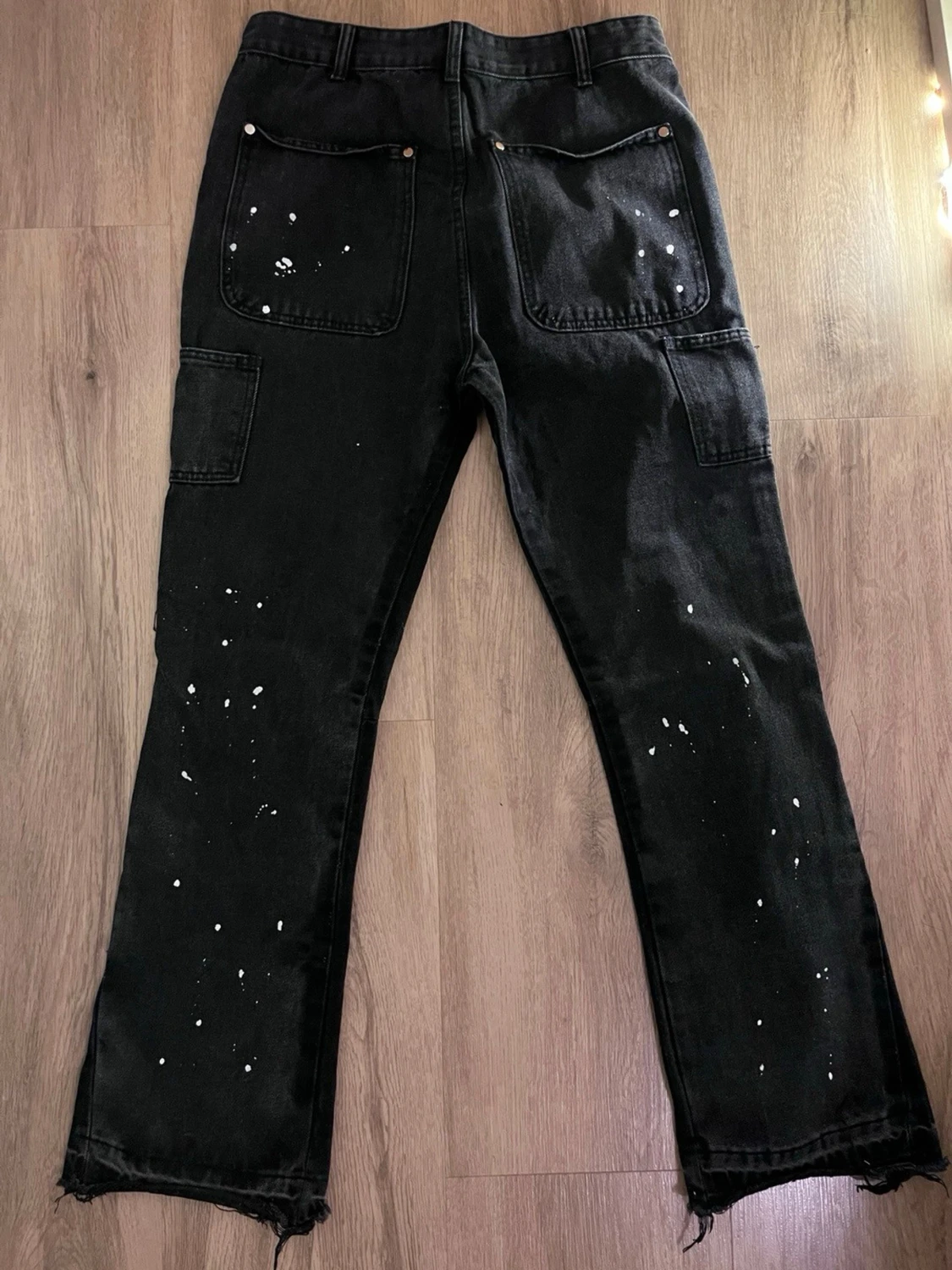 Svarta flared jeans med färgdetaljer – trendiga & unika - 1