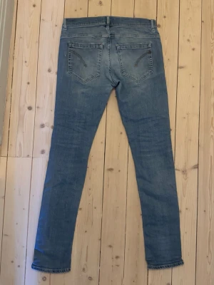 Dondup Jeans - Säljer dessa ljusblå Dondup jeans i storlek 33, men passar mer 31. Jeansen är i okej skick, med en lagning vid ena fickan. Jeansen har även lite färgstänk på ena benet. Hör av dig vid frågor!