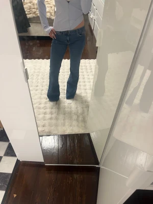 Lågmidjade jeans - Lågmidjade jeans från Nelly, är som nya då dom knappt är använda🤍