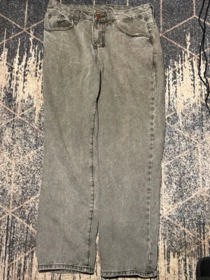 Gråa raka jeans från Manfinity XS - Säljer ett par gråa jeans från Manfinity i storlek XS. Jeansen har rak passform, klassisk femficksdesign och knappgylf. Materialet är en mjuk denim med tvättad look som ger en avslappnad vibe.