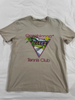 Beige Casablanca Tennis Club t-shirt - Snygg beige t-shirt från Casablanca. Klassisk passform. STORLEK M