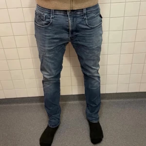 Replay Anbass  - Säljer ett par Replay Anbass i fint skick W=33 L=32 Modell=185cm 65kg Skickar inom 1-2 dagar Pris kan diskuteras vid snabba köp🙌