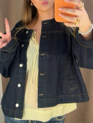 Ljusgul blus med knytning från Carin Wester - Superfin och somrig blus som jag tyvärr inte får till användning 😞💕💕