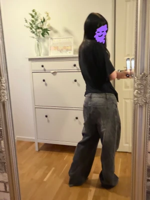 Gråa Baggy Jeans - Gråa baggy jeans från Shein 💕 Säljer då de inte kmr till användning. Se mått på bild 3. Köpta för 215kr🌟 Skriv vid frågor! Pris kan diskuteras vid snabb affär💫