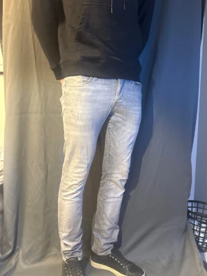 Ljusgrå jeans - Säljer ett par ljusgrå slim fit jeans. Jeansen har en snygg tvättad look och smal passform som sitter tajt längs benen. Perfekta för en avslappnad och trendig stil.