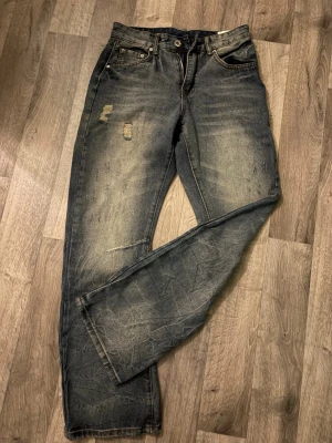piecesoflifestudio jeans - Jag säljer dom här jeansen för dom var försmå är i helt ny skick riktigt snygga jeans och passar en avslappnad still 