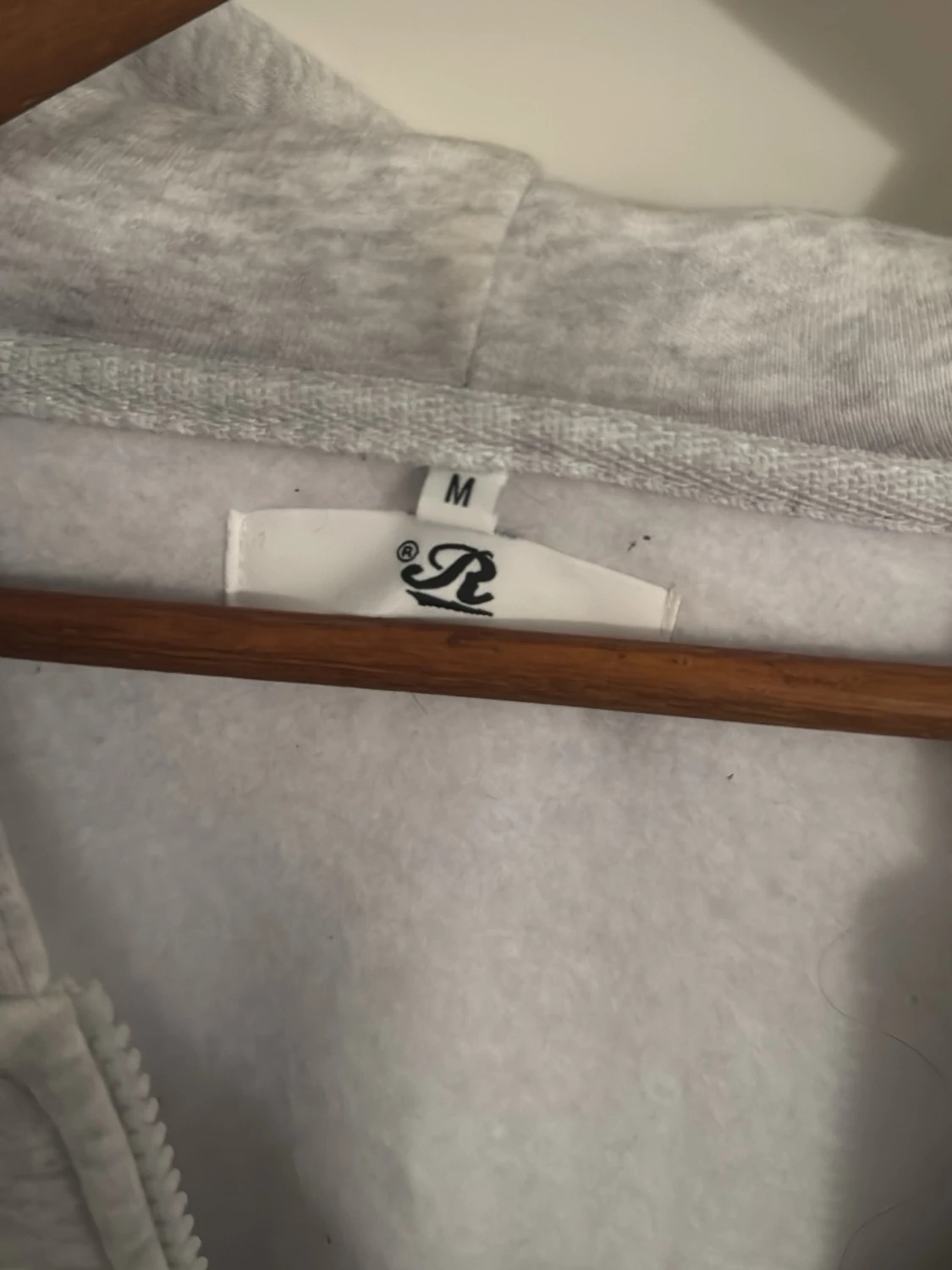 Ljusgrå zip hoodie från Resteröds - 1