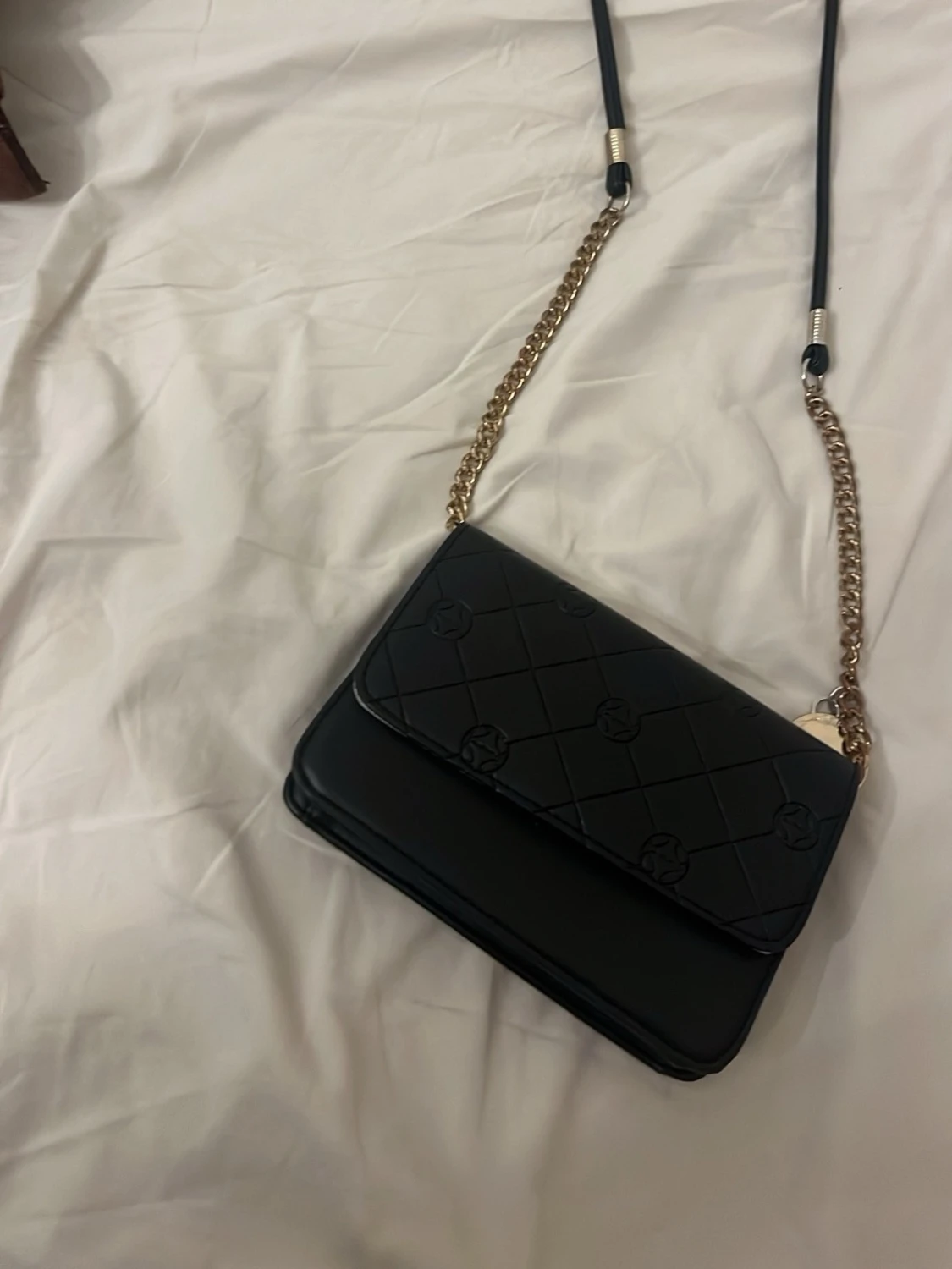 Svart axelväska med guldkedja - 1