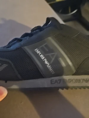 Armani skor - Armani skor. Skorna är som nya då jag max använt dom 7 gånger om ens det. Storlek 44 och två tredjedelar. Nypriss 1800-2000.
