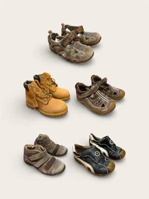 Märkespaket Barnskor (5 par) – Timberland (NYA!), Vincent, Superfit – Strl 27-28 - Säljer ett mycket fint paket med kvalitetsskor för barn. Höjdpunkten är ett par klassiska Timberland-kängor som är helt oanvända. Perfekt läge att uppdatera garderoben med både kängor och inför sommarens sandaler.  Storlek 28:  Timberland: Klassiska kängor i nyskick. Aldrig använda (prislapp saknas men skicket talar för sig självt).  Vincent: Bruna sandaler i läder.  Superfit: Bruna, ergonomiska sandaler.  Storlek 27:  Vincent: Bruna stilrena vardagsskor.  Vincent: Svarta stilrena vardagsskor.  