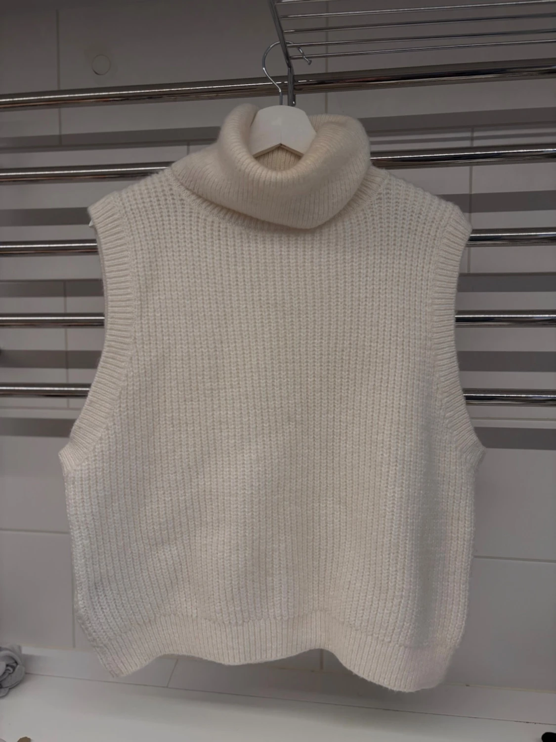 Stickad ärmlös tröja 