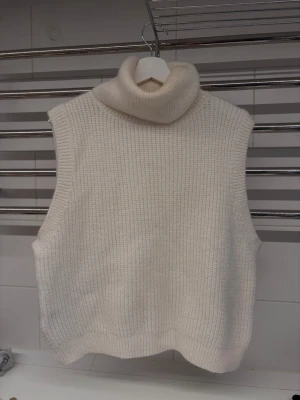 Stickad ärmlös tröja  - Stickad tröja med polo från Mango. Knappt använd, väldigt bra skick. Storlek S