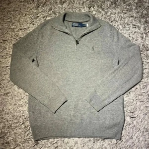 Grå half zip tröja Polo Ralph Lauren - Skitfet stickad Ralph lauren ull, perfekt inför höst/vinter❄️💫Skick 10/10 aldrig använd utan prislapp✅ Storlek Xs/Extra Small✅  Nypris 2600, vårt pris 799✅