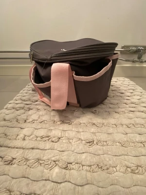  ryktväska med borstar - jag säljer min gamla ryktväska som är i mycket bra skick. Man får även med en hovkrats, en mankam och en ryktborste. Den har 6 fack på utsidan och en dragkedja. Perfekt storlek för att ta med borstar och tillbehör till stallet. Om man vill köpa ryktväskan kostar det 100 och om man vill köpa borstarna kostar det 50. Och båda är 150. Kan alltid diskutera pris. 💞