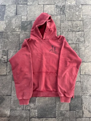 Raf Simons AW02 Virginia Creeper Red Faded Roots Hoodie - OBS | EJ SÄLJS 🛑                                 Denna luvtröja debuterar i Raf Simons höstkollektion 2002 med titeln "Virginia Creeper" - en hyllning till den inhemska invasiva växtarten från Ontario. Den har en vacker solfärgad färg, en logotyp på bröstet och ett röttmönster på undersidan. 