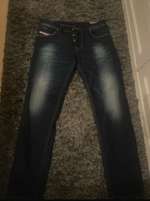 Diesel vintage jeans - Riktigt feta vintage jeans från diesel med snygg wash! Väldigt bra skick inga defekter, bara att höra av sig funderingar och pris kan diskuteras! Mått: midja 43 cm, längd 102 cm och benslut 17.5 cm
