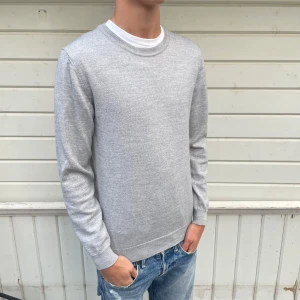 Grå stickad tröja - Säljer grå stickad tröja i utmärkt skick, tröjan är skriven i storlek M men passar mer S, hör av dig vid frågor