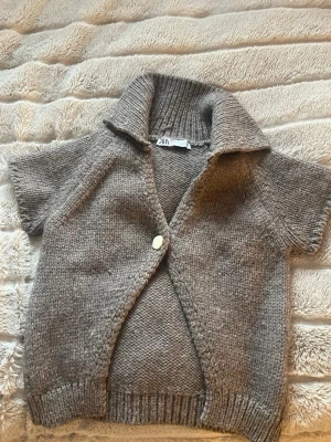 Zara kofta  - Jättesnygg kofta från Zara som knappt är använd! 