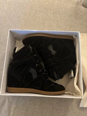 Isabel marant - Isabel marant till salu. Skorna har använts några gånger, dock ser man inte så många tecken på användning.  Storlek 40. Säljer dessa då jag inte gillar dem och tycker ej de tillhör min stil av kläder. Vid fler frågor är det bara skriva❤️