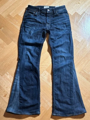 Jack & Jones bootcut/flared jeans - Ett par reworked flared/bootcut jeans av märket Jack & Jones i storlek 29/32. Använda men i gott skick. Öppen för alla frågor!