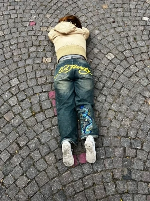 Beige Y2K Cropped Jacka - Säljer en beige croppad y2k jacka. Väldigt skön, inte använt så mycket! Pris kan diskuteras men vill bara sälja den nu! S/M 