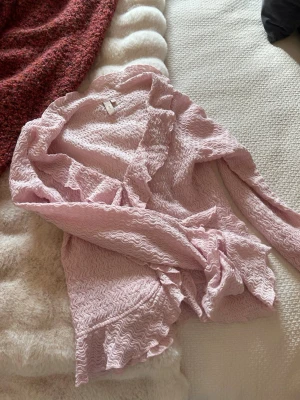 Rosa volang blus - Rosa volang blus från Nelly.con💓