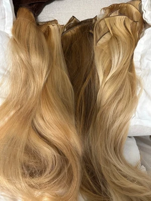 400g exklusiva äkta löshår – sy-metod – blond mix - Säljer mina professionella extensions (sy/weft-metod) i exklusiv blond mix. Totalt 400 gram – väldigt fylliga och tjocka från rot till topp.  Inköpta på salong för ca 20 000 kr. Använda men i mycket fint skick – topparna är fräscha och håret är mjukt och välskött.  Perfekt för dig som vill ha maximal volym och längd. Kan stylas, tonas och anpassas.  Pris: 7500 kr (seriösa köpare) 