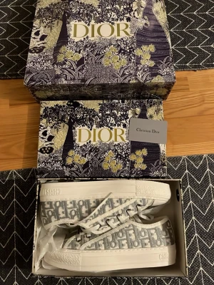 Dior Walk’N Damskor Sneakers - Dior Walk’N Dam Sneakers i intill nyskick. Leverans med alla tillbehör. Storlek 39, men de är lite små i storleken så mer som en 38,5. Pris kan absolut sänkas lite grann vid snabb affär💕💕
