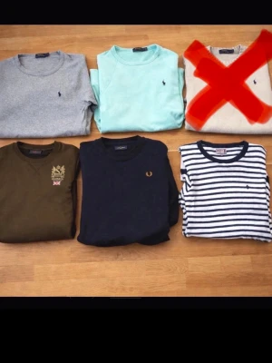 Märkeskläder tröjor paket - Säljer ett paket med märkeskläder. Bra pris äkta! 2 Ralph Lauren tröjor. 2 Morris tröjor. 1 Fred Perry tröja. Skriv för fler bilder!  Allt är i väldigt bra skick! Allt är i storlek S vuxen.