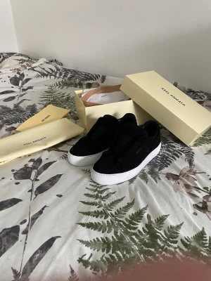 Axel Arigato clean 360 laceless - Ett par Axel Arigato clean 360 laceless i mycket bra skick alla tillbehör finns.  Storlek 42 Enda negativa är att en söm som har släppt på insidan syns sista bild påverkar inte känslan och syns inte om man inte tittar nära Skriv för mer information