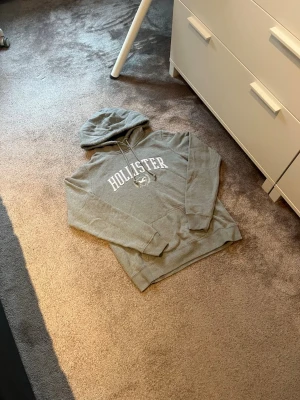 Hollister hoodie - Säljer en grå hollister hoodie i mycket bra skick. Hoodien är i storlek s men sitter som xs.