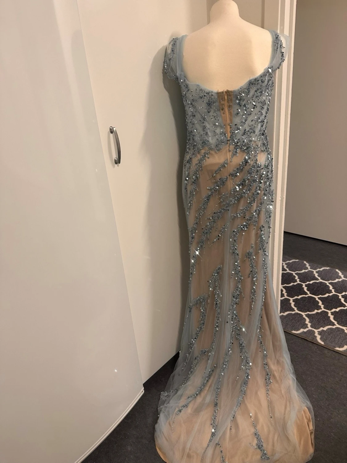 Långklänning med blå paljetter - 3