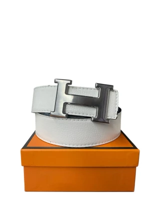 Vitt H skärp med H-spänne - Snyggt vitt skärp från H med ikoniskt H-format metallspänne. Skärpet är gjort i exklusivt skinn och har en stilren design som lyfter vilken outfit som helst. Perfekt accessoar för dig som gillar lyxiga detaljer.