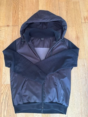 Cardigan boss  - Säljer en cardigan jacka från Boss, den är i mycket bra skick. Storlek M men passar även S.