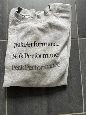  Peak Performance sweatshirt  - Snygg grå sweatshirt från Peak Performance med tryckt logga. Säljs pga av att den inte används Storlek:170 