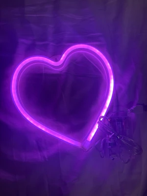 Lila hjärtformad LED-neonskylt - Cool hjärtformad LED-neonskylt i lila/rosa som lyser upp rummet med en snygg glow. Skylten är gjord av plast och har USB-anslutning för enkel användning. Perfekt som dekoration till sovrum, gaminghörna eller som present till någon du gillar. Batterier medföljer ej. 