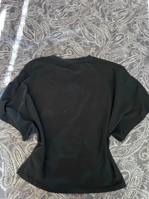 Svart t-shirt från Nelly - Tight i midjan (bara testat på) 